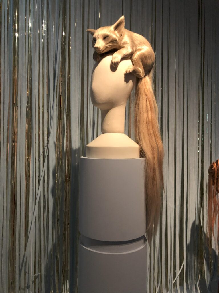 パリ装飾美術館、『髪と体毛』展の作品。キツネの姿のウイッグ