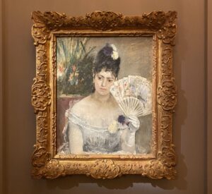 モリゾ作、扇を持った女性の半身像