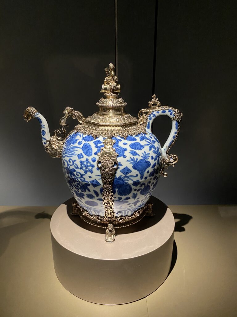 明朝の水差し、金細工（1602年ー32年）はバルタザール・ホルウェック（ニュルンベルク）により付け加えられた　