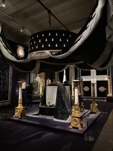 パリ郊外のサン・ドニ教会で行われたルイ18世の国葬を再現