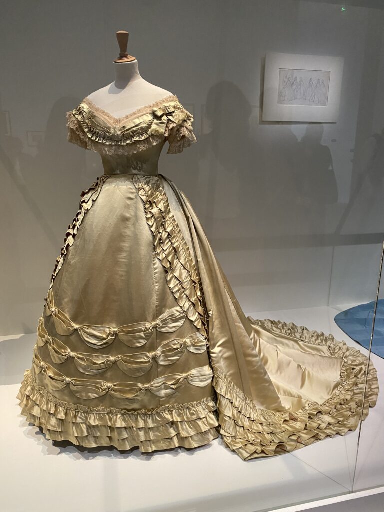 イブニングドレスのコルサージュを付けたトランスフォーメーションドレス、1866年‐68年