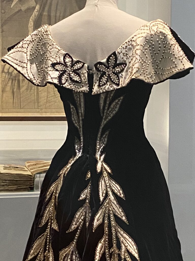 百合のイブニングドレス、1896年頃