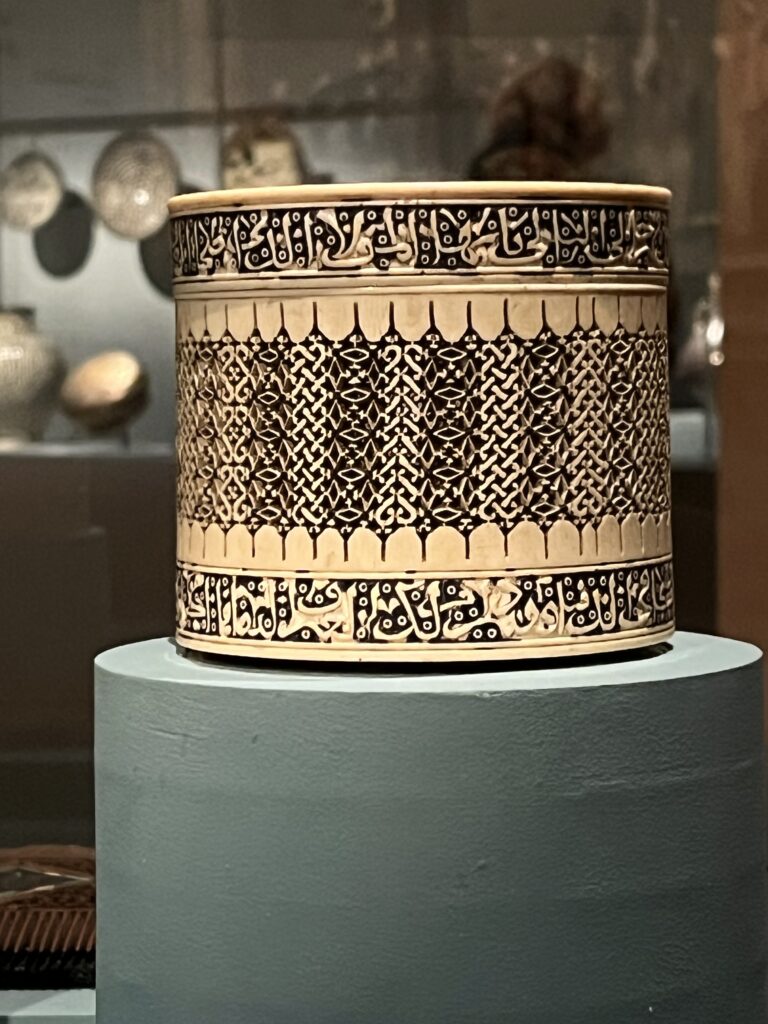 詩文が刻まれた円柱の容器、エジプトまたはグラナダ、14世紀半ば