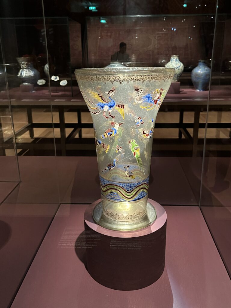鳥の絵が描かれた大型ゴブレット、ダマスカスまたはカイロ、1330年-1350年頃