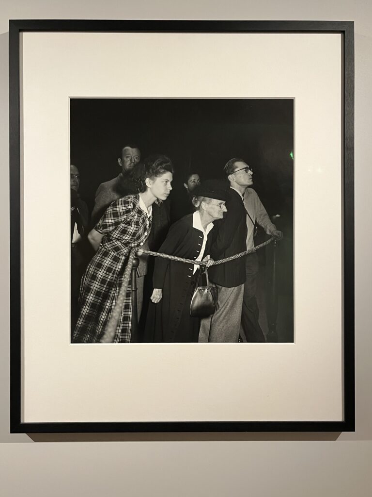 ルーヴル美術館でモナリザを見る人々、1945年