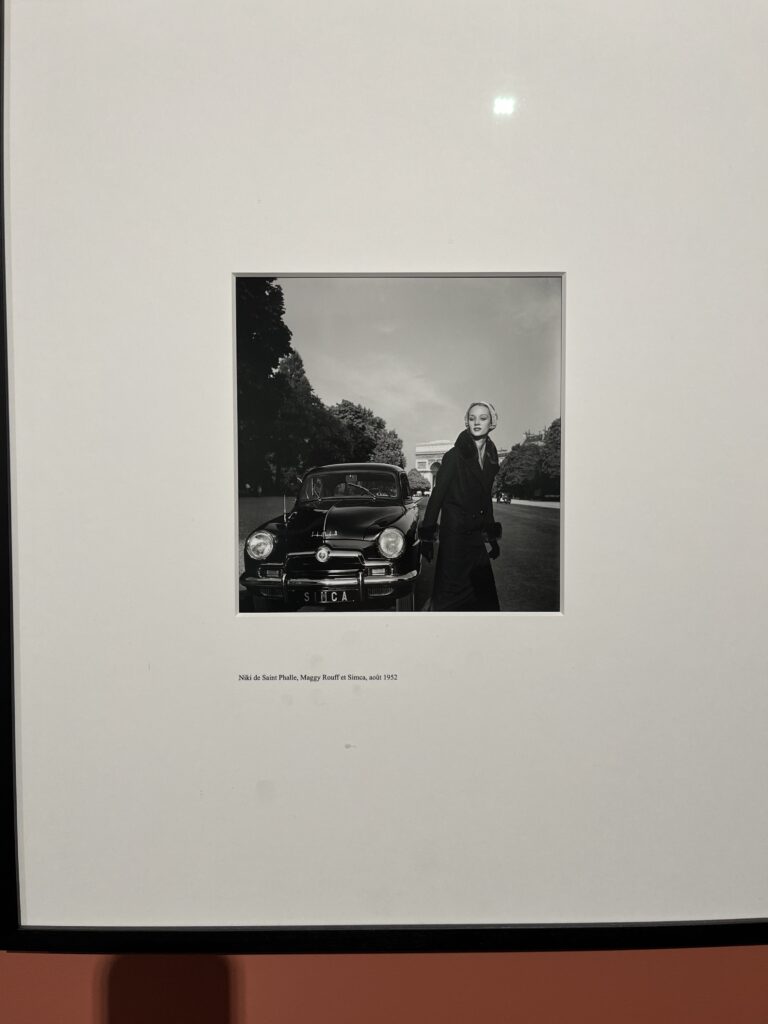 ニキ・ド・サンファル‐マギー・ルフ(服飾メーカー)とシムカ(自動車メーカー)、1952年